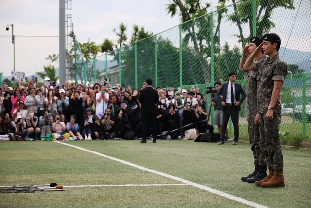 K-pop megastars RM, V released from army, promise BTS reunion - Ảnh 2. K-pop megastars RM, V released from army, promise BTS reunion - Ảnh 2.