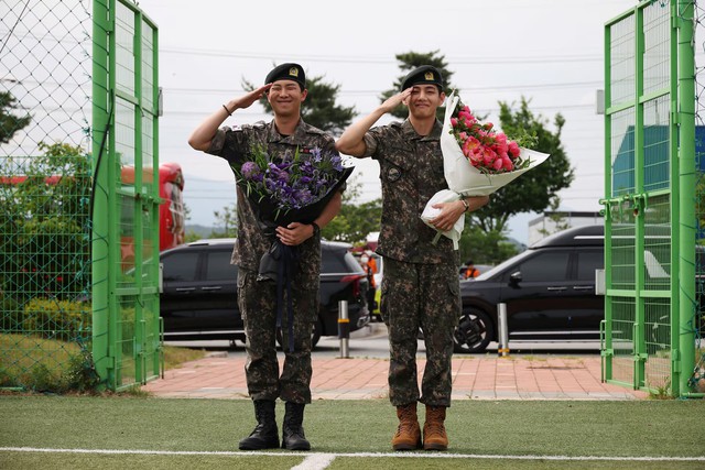 K-pop megastars RM, V released from army, promise BTS reunion - Ảnh 1. K-pop megastars RM, V released from army, promise BTS reunion - Ảnh 1.