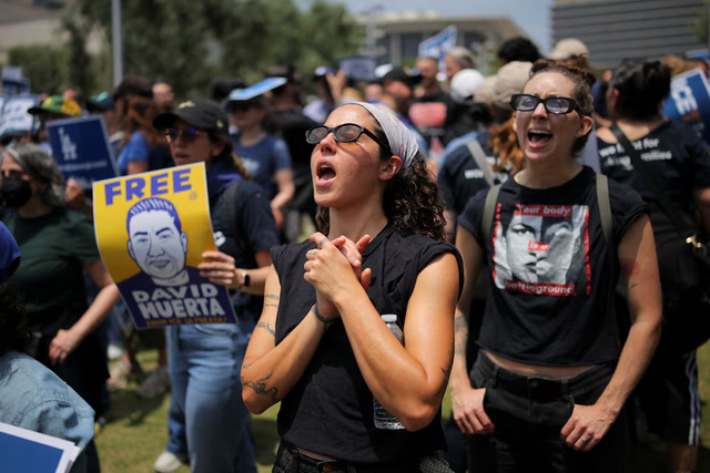 US deploys Marines to Los Angeles as police break up fourth day of protests - Ảnh 9.