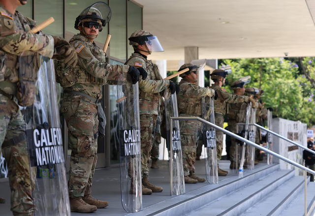 US deploys Marines to Los Angeles as police break up fourth day of protests - Ảnh 2.