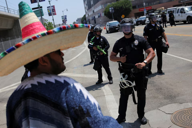US deploys Marines to Los Angeles as police break up fourth day of protests - Ảnh 3.