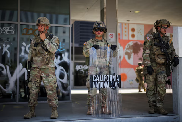 US deploys Marines to Los Angeles as police break up fourth day of protests - Ảnh 4.