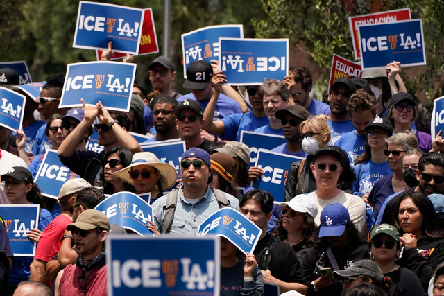 US deploys Marines to Los Angeles as police break up fourth day of protests - Ảnh 5.