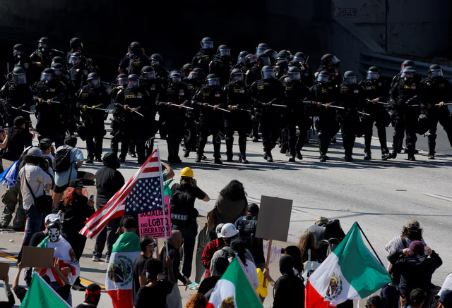 US deploys Marines to Los Angeles as police break up fourth day of protests - Ảnh 6.