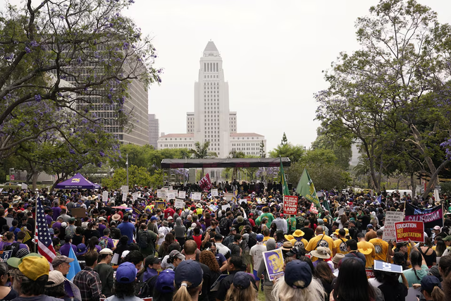 US deploys Marines to Los Angeles as police break up fourth day of protests - Ảnh 7.