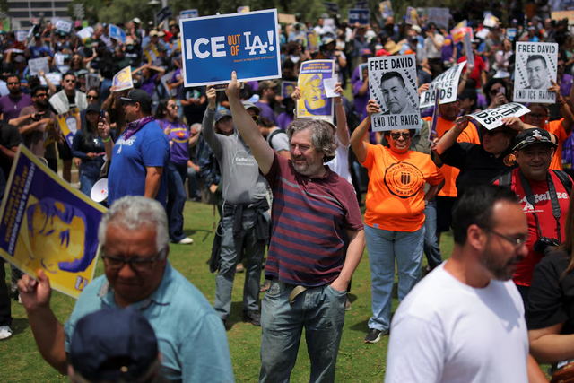 US deploys Marines to Los Angeles as police break up fourth day of protests - Ảnh 8.