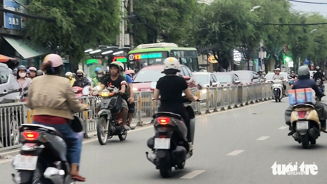 Motorbikes, bicycles driving against traffic a daily routine on Ho Chi Minh City streets- Ảnh 1. Motorbikes, bicycles driving against traffic a daily routine on Ho Chi Minh City streets- Ảnh 1.