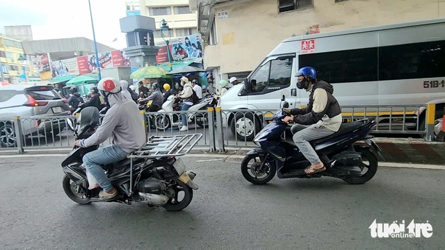Motorbikes, bicycles driving against traffic a daily routine on Ho Chi Minh City streets- Ảnh 4. Motorbikes, bicycles driving against traffic a daily routine on Ho Chi Minh City streets- Ảnh 4.