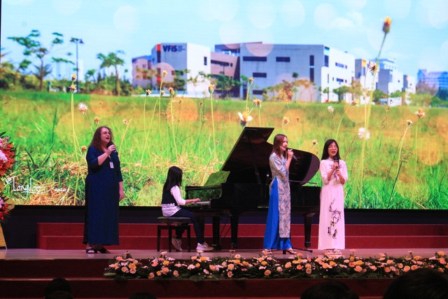 Teen lớp 12 Trường Quốc tế Việt Nam - Phần Lan phát biểu bằng tiếng Anh tri ân thầy cô - Ảnh 3.