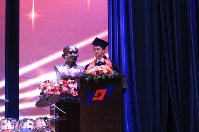 Teen lớp 12 Trường Quốc tế Việt Nam - Phần Lan phát biểu bằng tiếng Anh tri ân thầy cô - Ảnh 1.