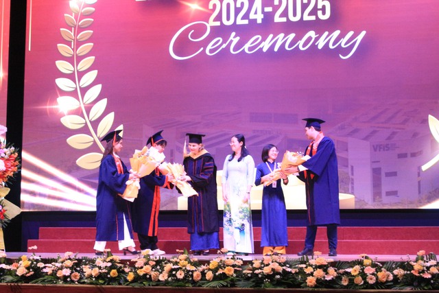 Teen lớp 12 Trường Quốc tế Việt Nam - Phần Lan phát biểu bằng tiếng Anh tri ân thầy cô - Ảnh 2.