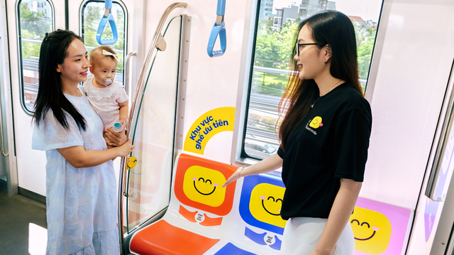 Colorful priority seats promote courtesy on Ho Chi Minh City’s metro trains - Ảnh 1.