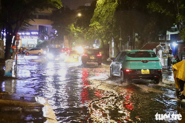 Downpour leaves streets flooded in several parts of Ho Chi Minh City
- Ảnh 1. Downpour leaves streets flooded in several parts of Ho Chi Minh City
- Ảnh 1.