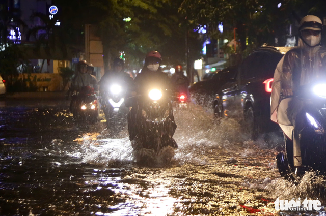 Downpour leaves streets flooded in several parts of Ho Chi Minh City
- Ảnh 2. Downpour leaves streets flooded in several parts of Ho Chi Minh City
- Ảnh 2.