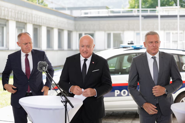 Former pupil kills 10 people and himself in shooting at Austrian school - Ảnh 1.