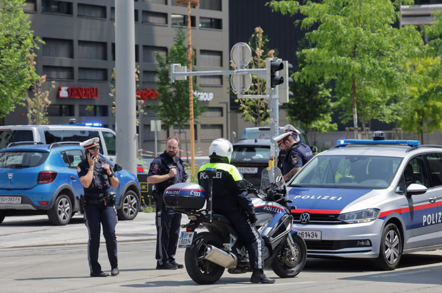 Former pupil kills 10 people and himself in shooting at Austrian school - Ảnh 3.