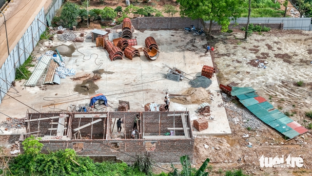 Hanoi district authorities investigate floodplain encroachments after Tuoi Tre report- Ảnh 1. Hanoi district authorities investigate floodplain encroachments after Tuoi Tre report- Ảnh 1.