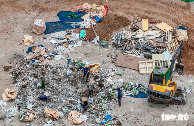 Hanoi district authorities investigate floodplain encroachments after Tuoi Tre report- Ảnh 2. Hanoi district authorities investigate floodplain encroachments after Tuoi Tre report- Ảnh 2.
