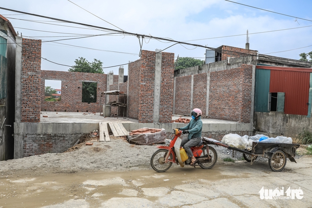 Hanoi district authorities investigate floodplain encroachments after Tuoi Tre report- Ảnh 4. Hanoi district authorities investigate floodplain encroachments after Tuoi Tre report- Ảnh 4.
