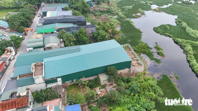 Hanoi district authorities investigate floodplain encroachments after Tuoi Tre report- Ảnh 6. Hanoi district authorities investigate floodplain encroachments after Tuoi Tre report- Ảnh 6.