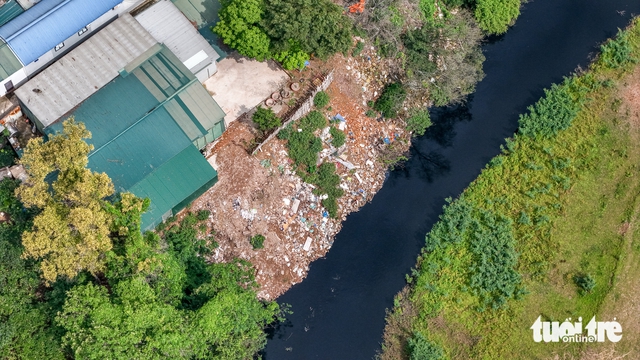 Hanoi district authorities investigate floodplain encroachments after Tuoi Tre report- Ảnh 7. Hanoi district authorities investigate floodplain encroachments after Tuoi Tre report- Ảnh 7.