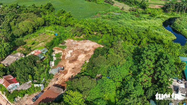 Hanoi district authorities investigate floodplain encroachments after Tuoi Tre report- Ảnh 8. Hanoi district authorities investigate floodplain encroachments after Tuoi Tre report- Ảnh 8.
