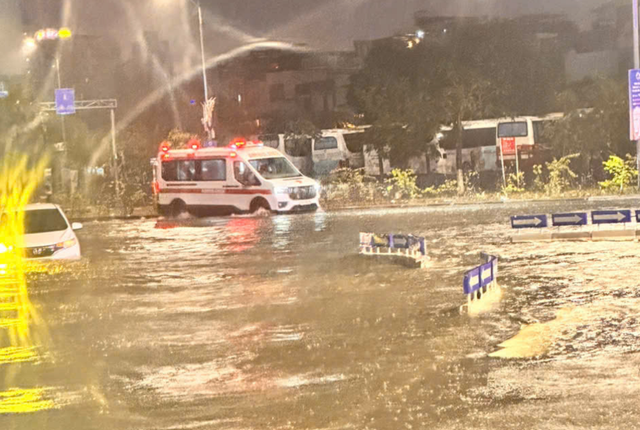 Torrential rains trigger widespread flooding in central Vietnam - Ảnh 1.