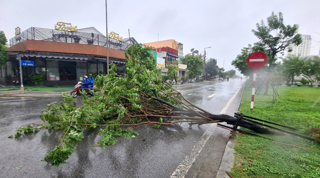 Torrential rains trigger widespread flooding in central Vietnam - Ảnh 4.