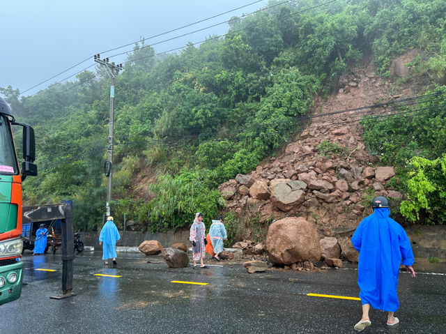 Torrential rains trigger widespread flooding in central Vietnam - Ảnh 2.