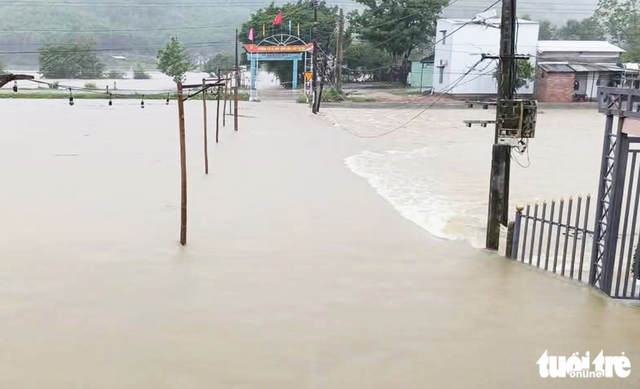 Torrential rains trigger widespread flooding in central Vietnam - Ảnh 5.