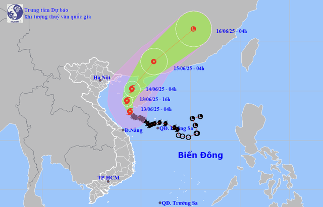 Storm Wutip picks up speed, intense downpours continue in central Vietnam - Ảnh 1.