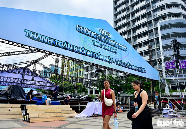Ho Chi Minh City pedestrian street buzzes with final preparations for cashless day festival - Ảnh 9.