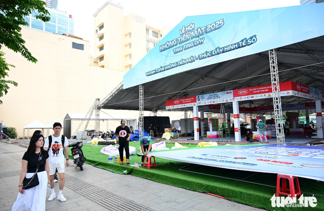 Ho Chi Minh City pedestrian street buzzes with final preparations for cashless day festival - Ảnh 10.