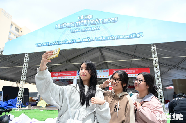 Ho Chi Minh City pedestrian street buzzes with final preparations for cashless day festival - Ảnh 1.