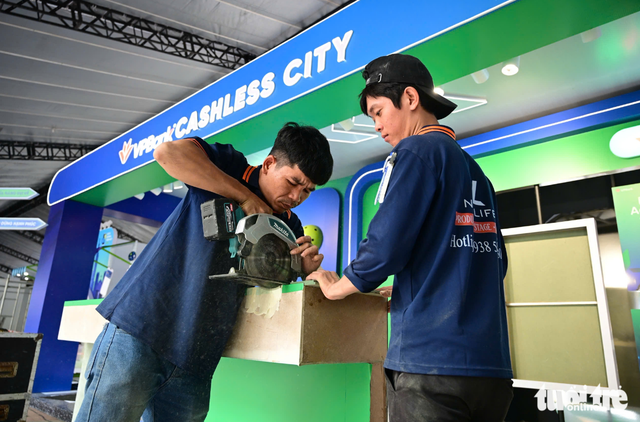 Ho Chi Minh City pedestrian street buzzes with final preparations for cashless day festival - Ảnh 2.