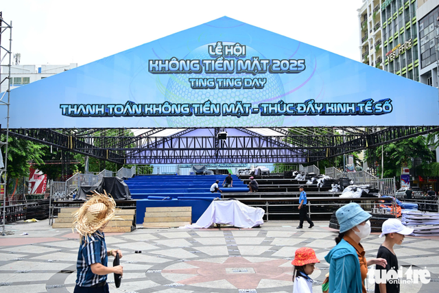 Ho Chi Minh City pedestrian street buzzes with final preparations for cashless day festival - Ảnh 3.