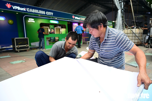 Ho Chi Minh City pedestrian street buzzes with final preparations for cashless day festival - Ảnh 4.
