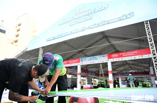 Ho Chi Minh City pedestrian street buzzes with final preparations for cashless day festival - Ảnh 5.