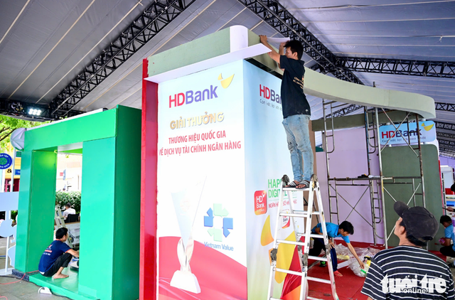 Ho Chi Minh City pedestrian street buzzes with final preparations for cashless day festival - Ảnh 6.