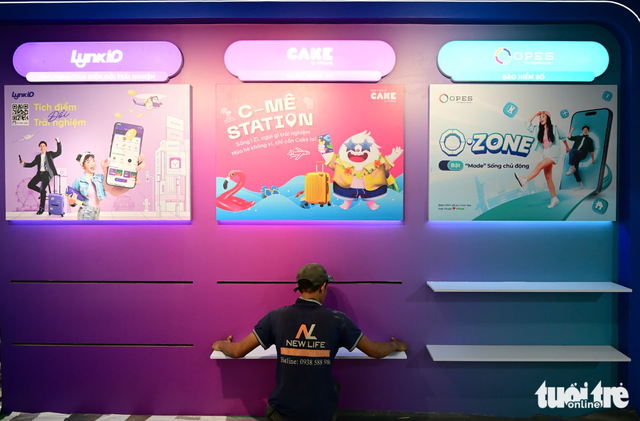 Ho Chi Minh City pedestrian street buzzes with final preparations for cashless day festival - Ảnh 7.