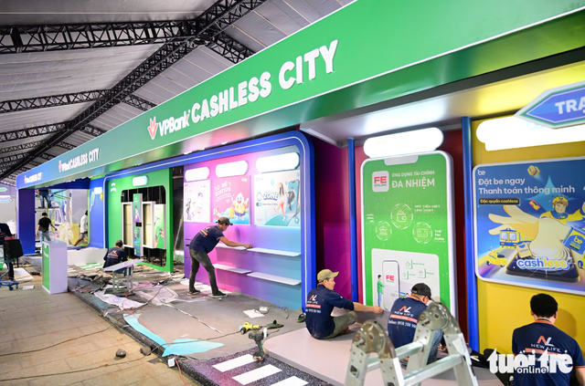 Ho Chi Minh City pedestrian street buzzes with final preparations for cashless day festival - Ảnh 8.