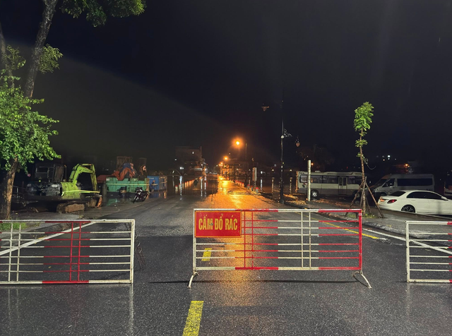 Unprecedented summer flood submerges Vietnam’s Hue: first in a century - Ảnh 1.