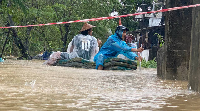 Unprecedented summer flood submerges Vietnam’s Hue: first in a century - Ảnh 2.