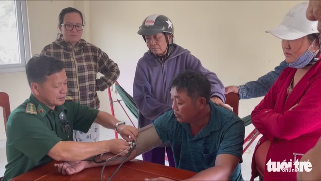 Vietnam border guards rescue man clinging to wind turbine for over 15 hours - Ảnh 2. Vietnam border guards rescue man clinging to wind turbine for over 15 hours - Ảnh 2.
