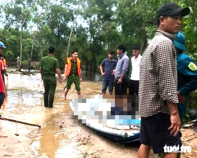 4 killed, 4 missing due to unseasonal floods in central Vietnam - Ảnh 2.
