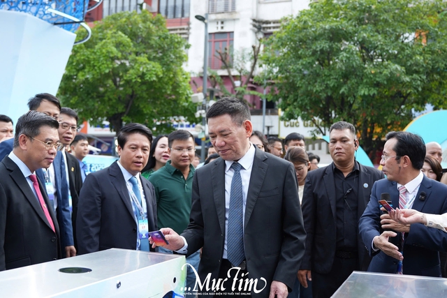 Khai mạc Ngày không tiền mặt 2025, bạn trẻ háo hức chờ trải nghiệm - Ảnh 1.