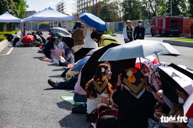 Fans queue overnight in heat for Vietnam concert series - Ảnh 1. Fans queue overnight in heat for Vietnam concert series - Ảnh 1.