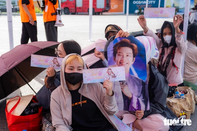 Fans queue overnight in heat for Vietnam concert series - Ảnh 2. Fans queue overnight in heat for Vietnam concert series - Ảnh 2.