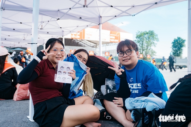 Fans queue overnight in heat for Vietnam concert series - Ảnh 6. Fans queue overnight in heat for Vietnam concert series - Ảnh 5.