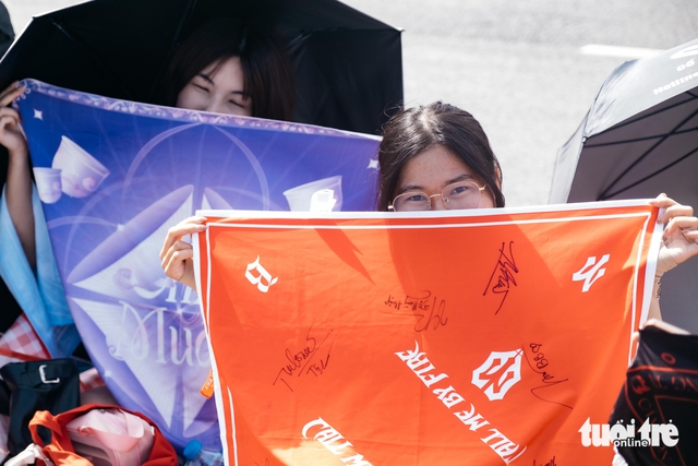 Fans queue overnight in heat for Vietnam concert series - Ảnh 11. Fans queue overnight in heat for Vietnam concert series - Ảnh 10.